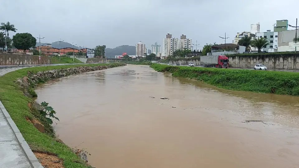 (V&iacute;deo) Chuva na regi&atilde;o chama aten&ccedil;&atilde;o para n&iacute;vel do rio em Brusque
