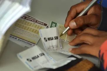 Ninguém acerta a Mega-Sena e ela acumula para quarta-feira