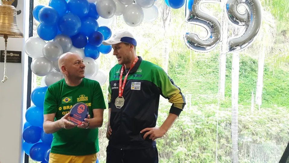 Campe&atilde;o mundial Andr&eacute; Baran &eacute; recepcionado por Luciano Hang 