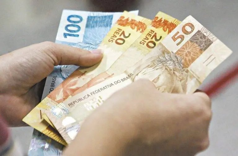 Aposentados e pensionistas come&ccedil;am a receber hoje o 13&ordm;