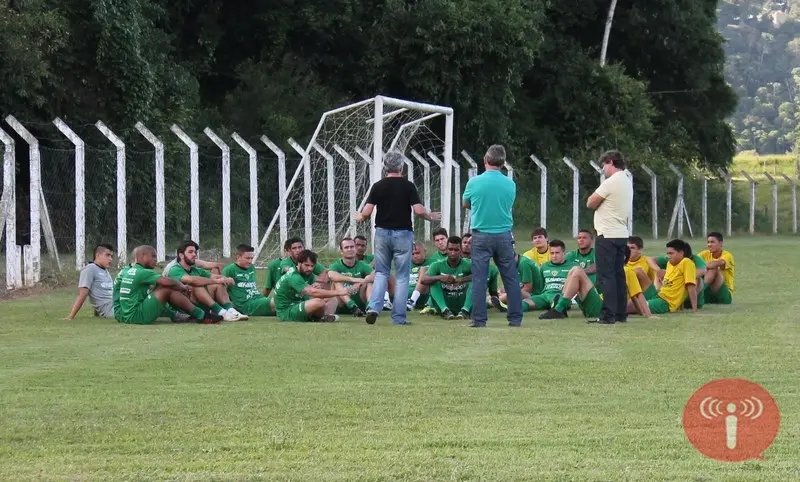 Conversa ao pé do ouvido na apresentação de Lio Evaristo