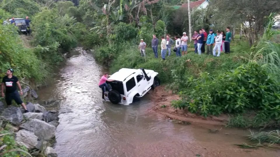 Aventura no Águas Claras termina com veículo atolado