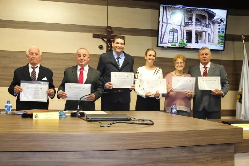 Câmara entrega comendas do mérito