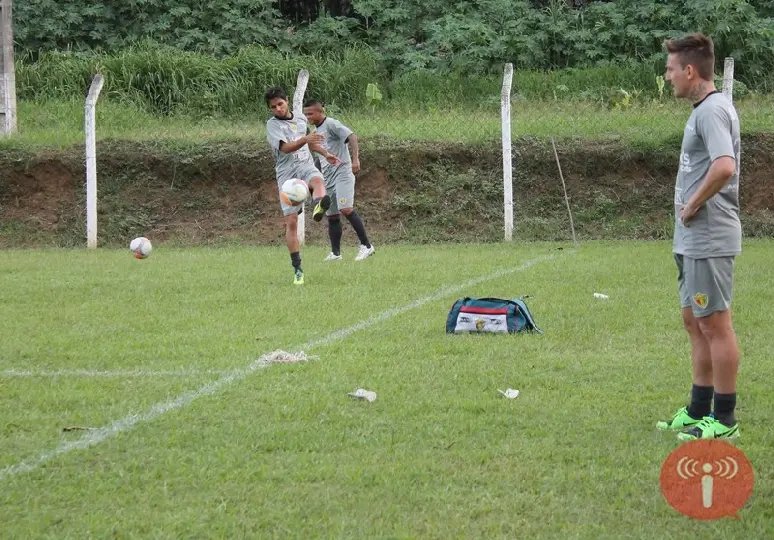 Time viajou com reforço e polêmica