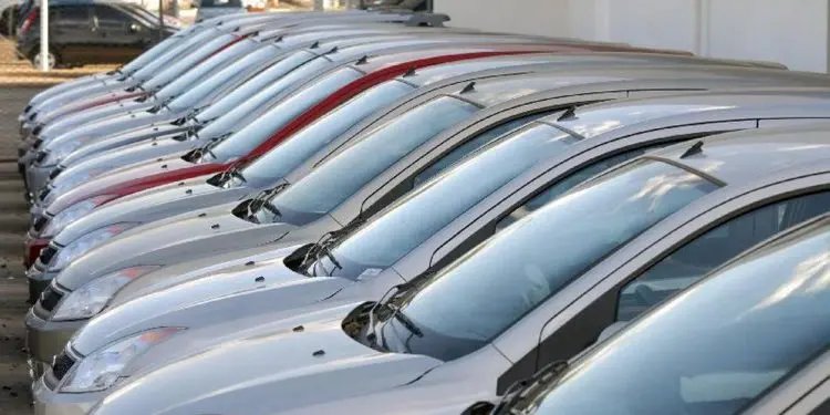 Governo anuncia projeto para diminuir valores de carros populares
