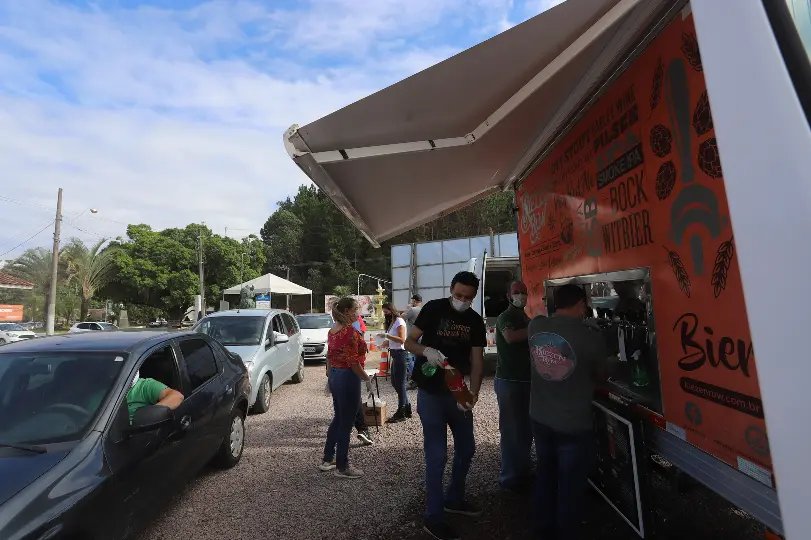Troca de cerveja por alimentos arrecada uma tonelada