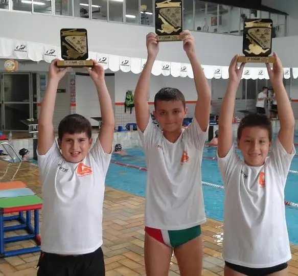 Três nadadores de Brusque são premiados por temporada de travessias