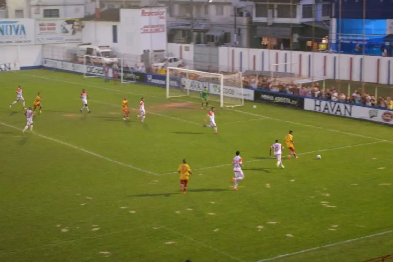 Brusque vence com dificuldades, mas se aproxima da classificação