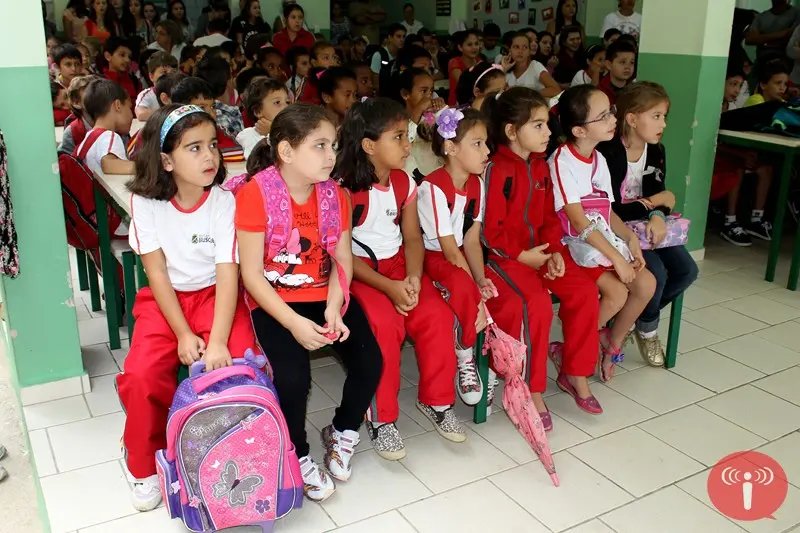 Escolas e creches funcionam na segunda-feira
