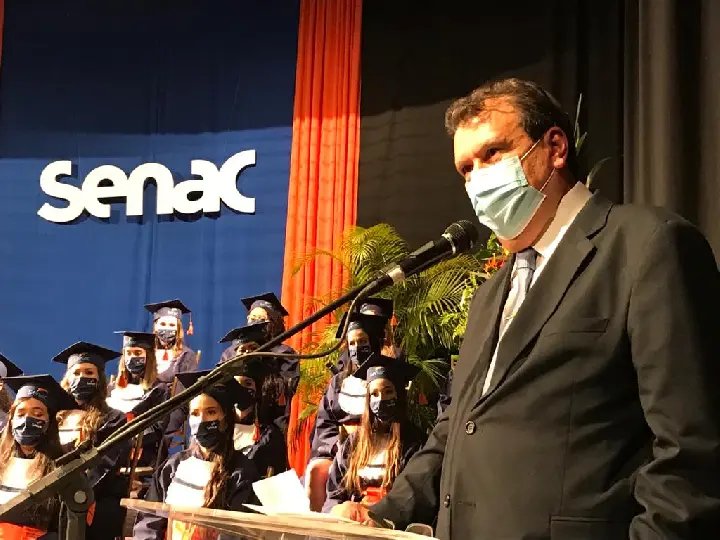 Secret&aacute;rio de Sa&uacute;de prestigia formatura de t&eacute;cnicos em enfermagem