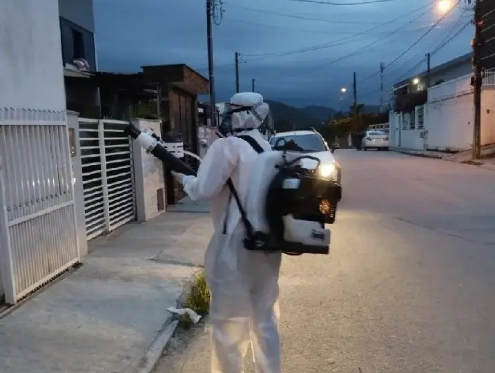 Pulveriza&ccedil;&atilde;o nesta ter&ccedil;a-feira ocorre em dois bairros
