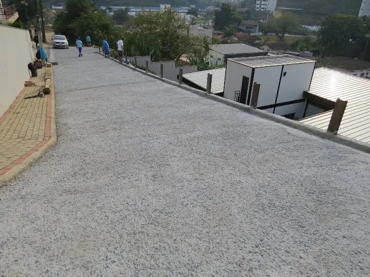 Conclu&iacute;da a pavimenta&ccedil;&atilde;o em concreto de um trecho da rua SP-011