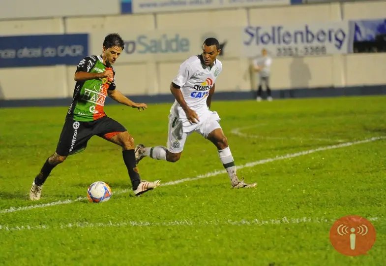 Chapecoense impõe primeira derrota em casa