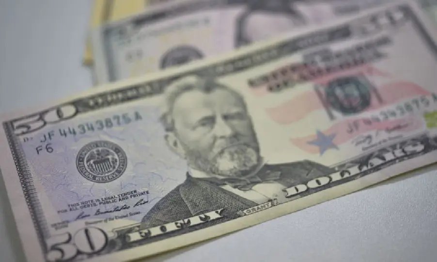 D&oacute;lar sobe e fecha no maior valor em nove dias