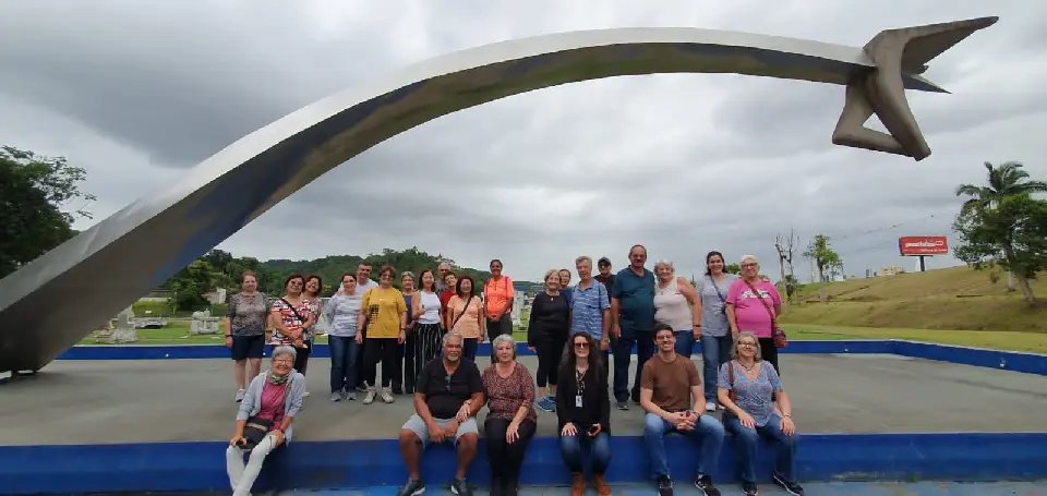 Parque das Esculturas recebe visita de turistas de Col&ocirc;nia Japonesa 