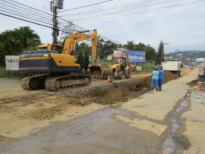 Trabalhos de drenagem na rua Florian&oacute;polis chegam &agrave; etapa final
