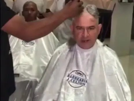 Empres&aacute;rios raspam a cabe&ccedil;a em apoio a Luciano Hang