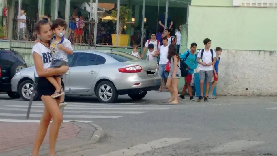 Leitor flagra carro estacionado na faixa na saída de escola