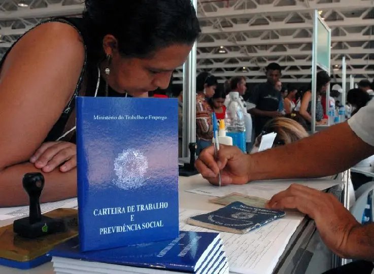 Brasil abre 260,8 mil vagas de emprego 