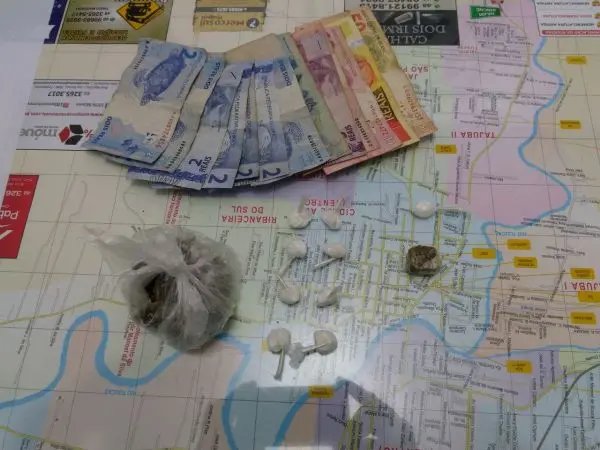 Policiais prendem traficante no momento da venda