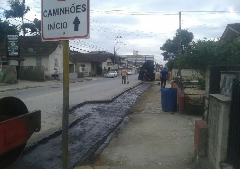 Equipes da Secretaria de Obras iniciam conserto asfáltico na rua Santos Dumont