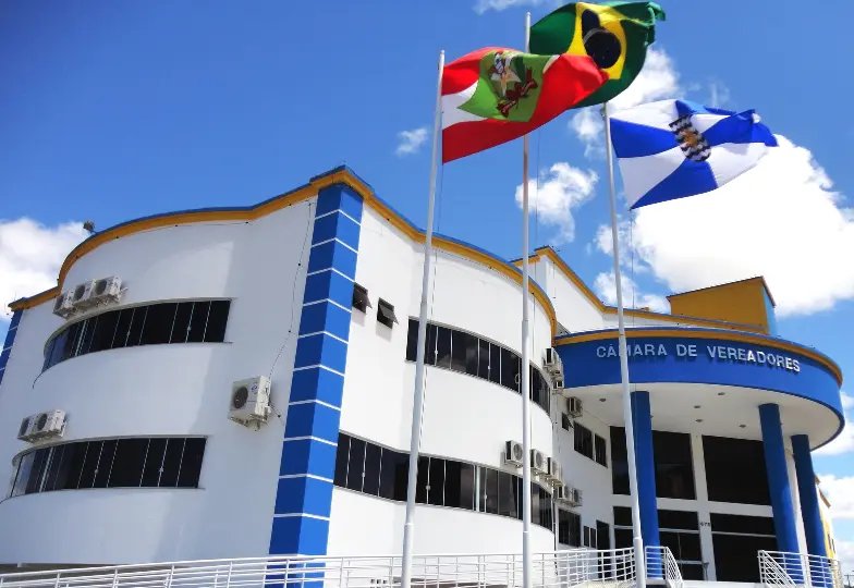 Vereadores de Balne&aacute;rio Cambori&uacute; reduzem seus sal&aacute;rios em 50%