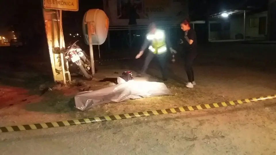 Rapaz morre após colidir moto contra poste e orelhão