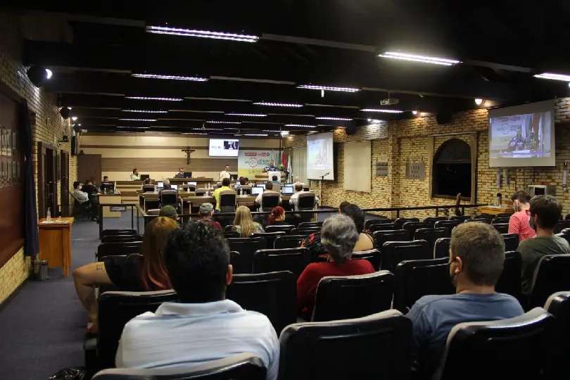 (V&Iacute;DEO) Vereadores querem explica&ccedil;&otilde;es de diretora da cultura sobre obra apagada