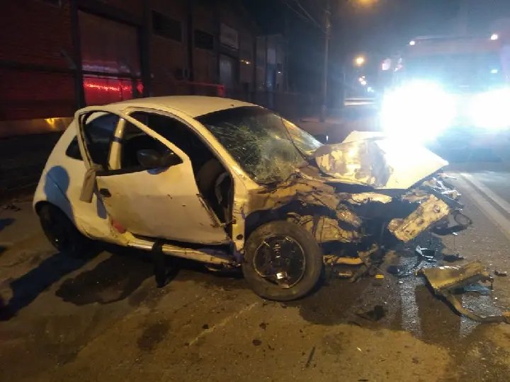 Carro colide em poste no bairro Bateas