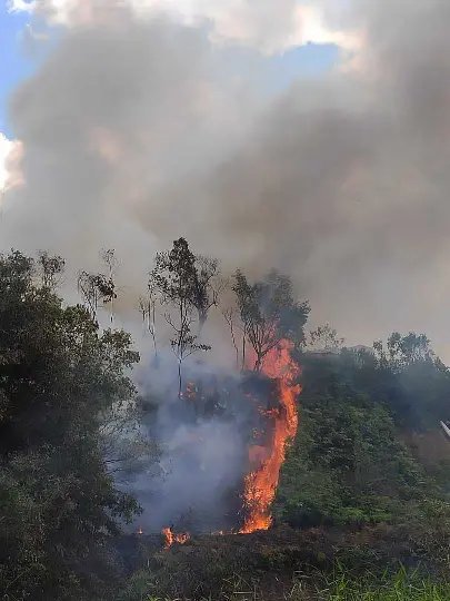 Homem coloca fogo em local de risco 