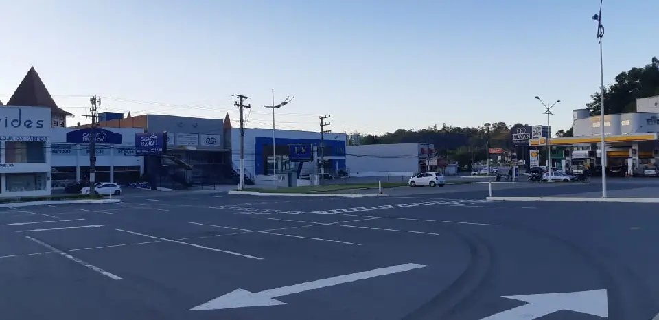 Moto colide contra carro na Rodovia Ant&ocirc;nio Heil