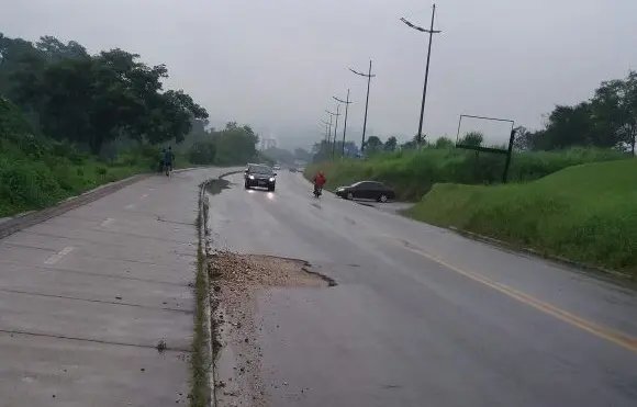 Buraco na Beira-Rio causa acidente de moto