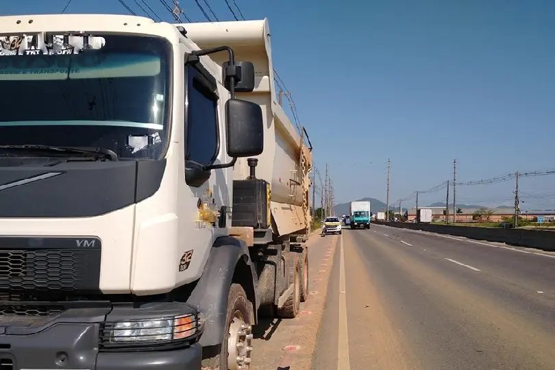 Caminh&atilde;o de Brusque se envolve em acidente na Ant&ocirc;nio Heil