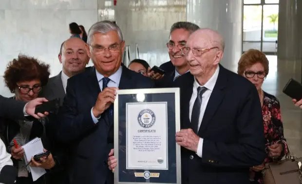 Walter Orthmann recebe o certificado oficial do Guinness World Records