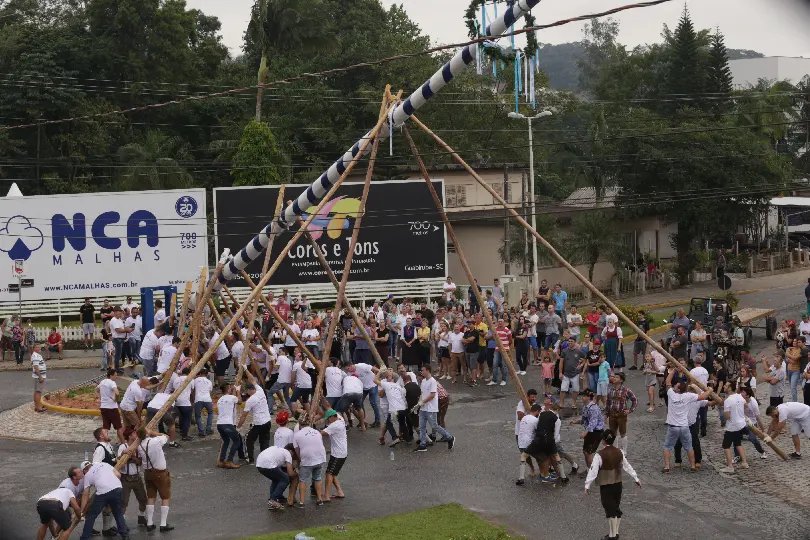 3ª Maibaum de 1.250 quilos erguida na rótula do Imigrantes