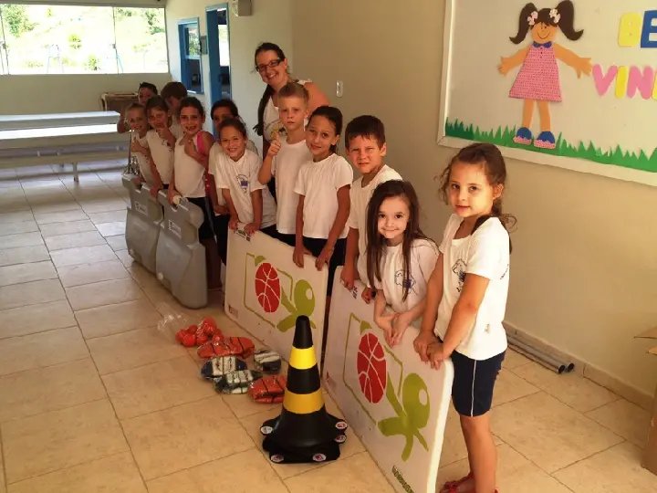 Estudantes recebem equipamentos esportivos