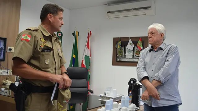 Comandante do 18º BPM visita prefeito