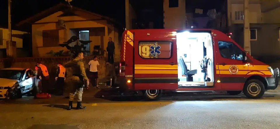 Colis&atilde;o entre tr&ecirc;s ve&iacute;culos deixa feridos no bairro Guarani