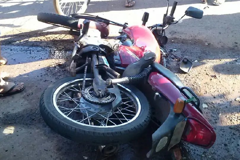 Motociclista cai e sofre traumatismo craniano 