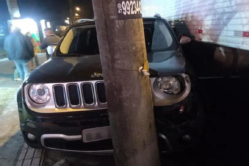 Caminh&atilde;o e carro colidem na Rodovia Jorge Lacerda