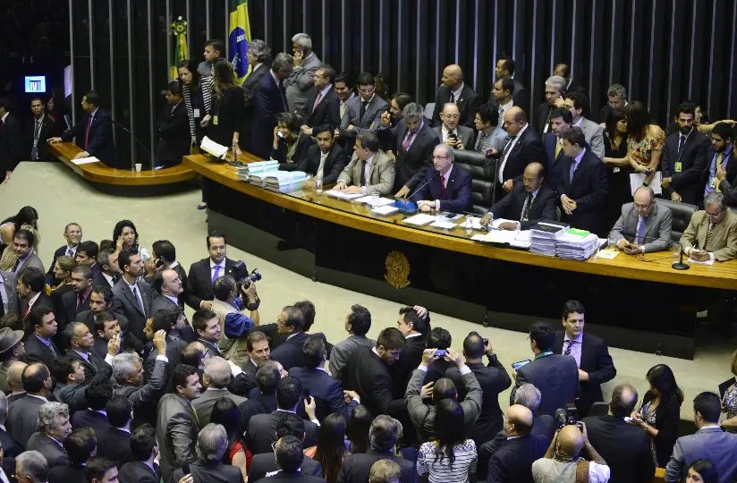39 a favor e 21 contra o impeachment