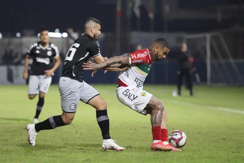 Em jogo movimentado e com um jogador a mais, Brusque perde para o Vasco