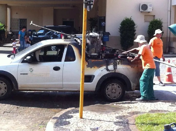 Incêndio causa danos em veículo da Prefeitura