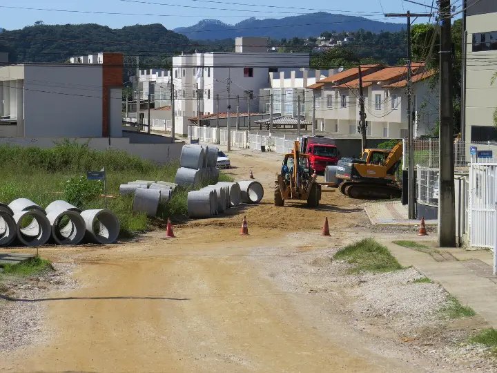 Secretaria de Obras inicia drenagem na rua Gilberto Hassmann