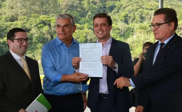 Licença para alargamento da faixa de areia da Praia Central de Camboriú é entregue