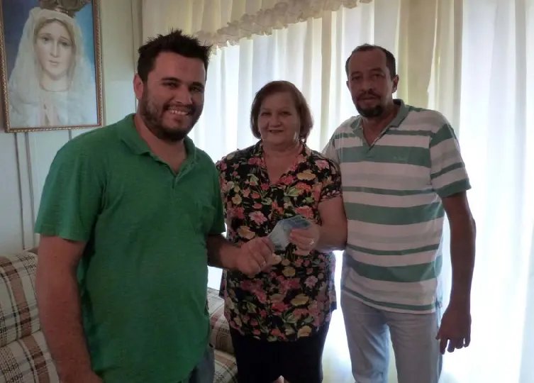 Ouvinte recebe prêmio