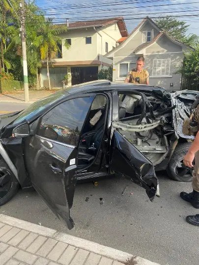 V&iacute;deo: Ve&iacute;culo colide em poste no bairro Santa Terezinha