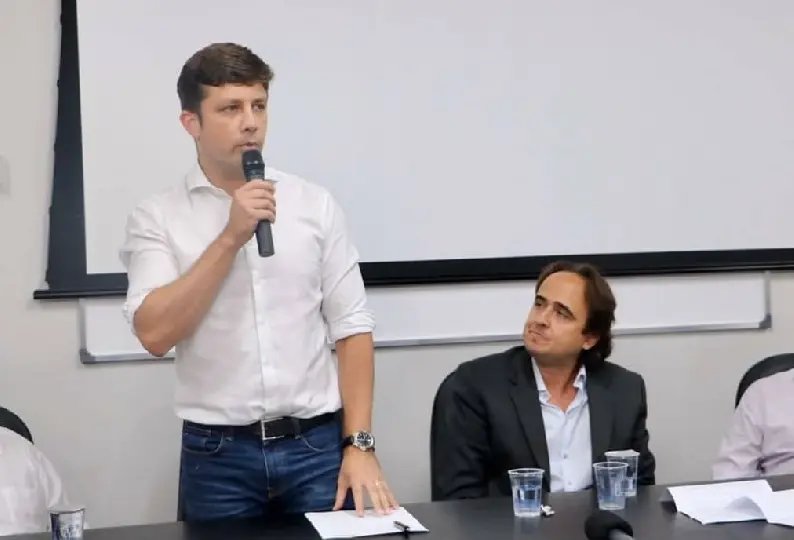 Prefeito de Balne&aacute;rio Camboriu assina decreto de redu&ccedil;&atilde;o de sal&aacute;rio, incluindo o pr&oacute;prio em 50%