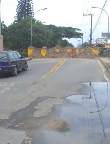Munic&iacute;pio de Penha coloca barreiras f&iacute;sicas utilizando tubos e entulhos 