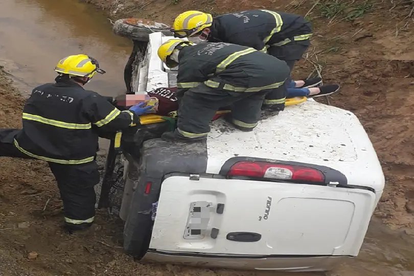 Mulher capota carro na rodovia Ivo Silveira